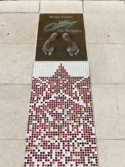 美国亚利桑那州两架小型飞机相撞 已致2人死亡.